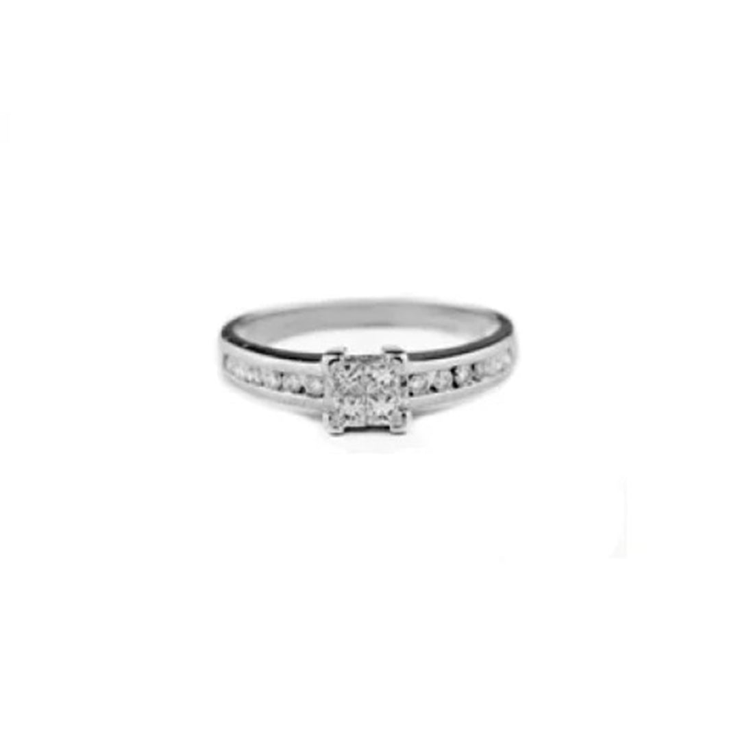 Focus Diamonds Ring